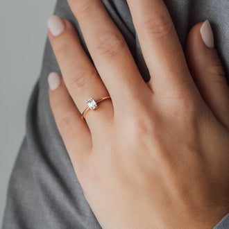 Ring in Roségold mit weißem Diamant an Frauenhand