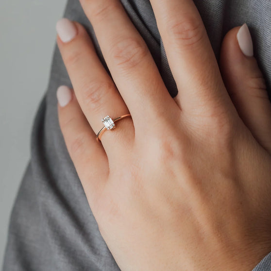 Ring in Roségold mit weißem Diamant an Frauenhand