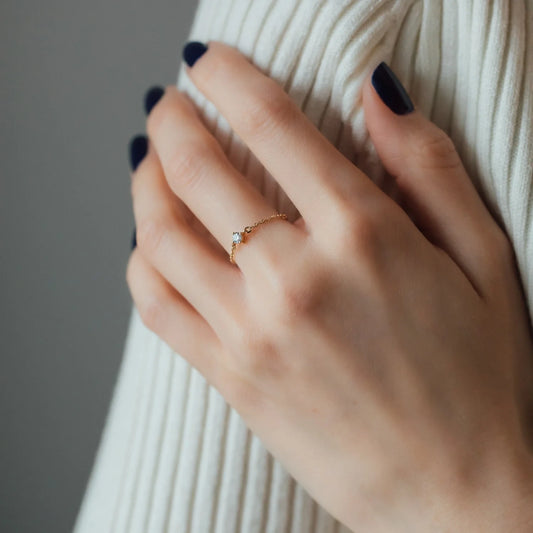 Ring SOUL mit weißem Diamant getragen in Gelbgold