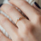 Nahaufnahme von Ring SOUL mit weißem Diamant getragen in Gelbgold