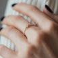 Ring SOUL mit weißem Diamant getragen in Roségold