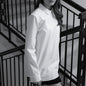 Shirt WEDNESDAY in weiß getragen von junger Frau in Treppenhaus