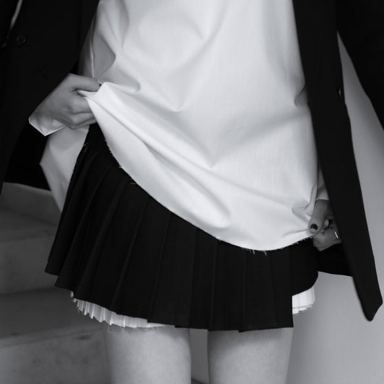 Outfit Bild mit Faltenrock Betty und Shirt Wednesday in Schwarz-Weiß