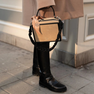 Taschenhenkel RICKY in Schwarz an Handtasche ELLEN in beige getragen von Frau