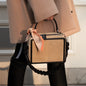 Bildausschnitt von Frau im gehen mit Handtasche Ellen und Handtaschenhenkel Ricky in schwarz