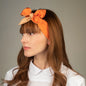 Seitliches Portrait von junger Frau mit roten Haaren und beige orangenem Seidentuch LOLA im Haar