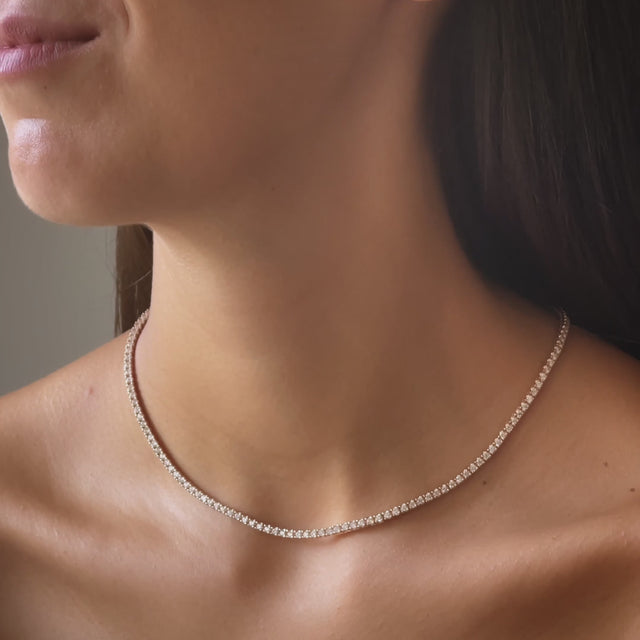 Video von Collier Loyalty mit weißen Diamanten in Roségold an Frau