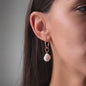 Video von Frau mit Ohrring und Perlenanhänger