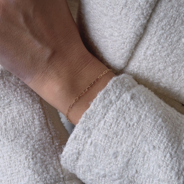 Handgelenk in Bewegung mit goldenem Armband